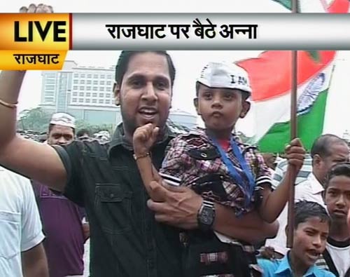 अन्ना हजारे ने राजघाट पर किया मौन व्रत । जनसमर्थन