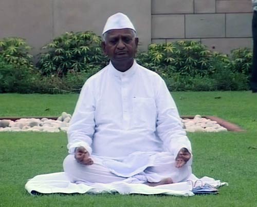 अन्ना हजारे ने राजघाट पर किया मौन व्रत । जनसमर्थन