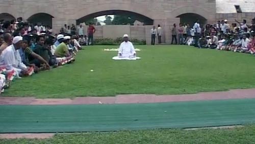 अन्ना हजारे ने राजघाट पर किया मौन व्रत । जनसमर्थन