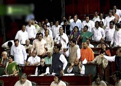 अन्‍ना तिहाड़ में लेकिन हल्‍ला लोकसभा में | उमड़ा जनसैलाब