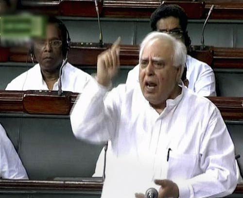 अन्‍ना तिहाड़ में लेकिन हल्‍ला लोकसभा में | उमड़ा जनसैलाब