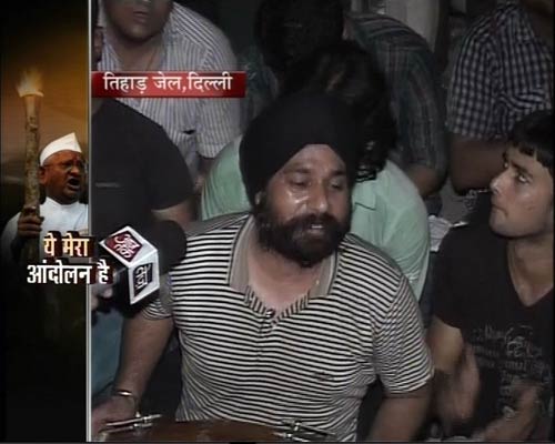 ये हैं अन्ना के अलबेले समर्थक... | सड़कों पर समर्थन