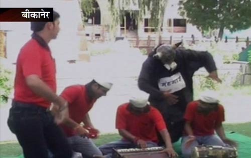 ये हैं अन्ना के अलबेले समर्थक... | सड़कों पर समर्थन