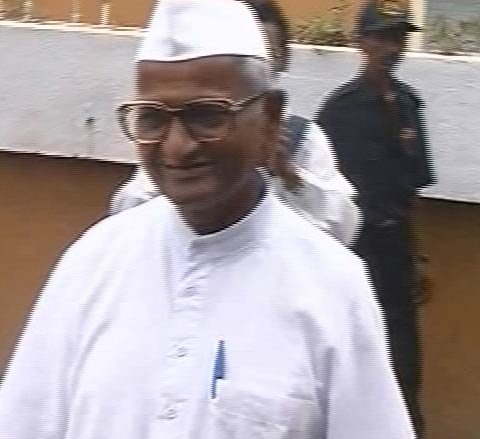 दिल्‍ली से पहले मुंबई में अन्‍ना की अगस्‍त क्रांति...