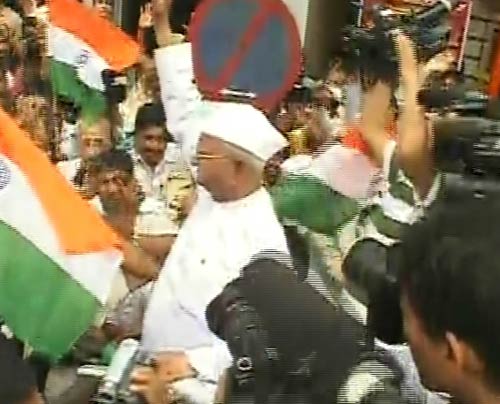 दिल्‍ली से पहले मुंबई में अन्‍ना की अगस्‍त क्रांति...