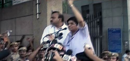 देश में उठी अन्‍ना की लहर... | अलबेले समर्थक...