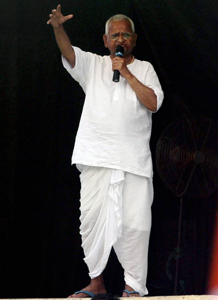 नेताओं का रवैया और अन्‍ना का आंदोलन...| हर ओर अन्‍ना