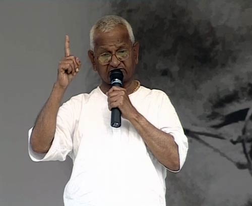 नेताओं का रवैया और अन्‍ना का आंदोलन...| हर ओर अन्‍ना