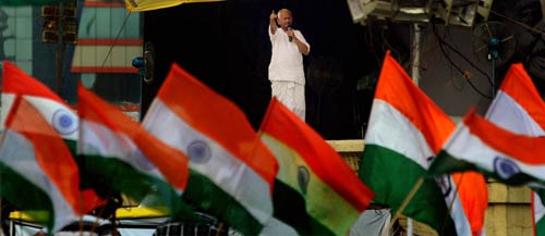 नेताओं का रवैया और अन्‍ना का आंदोलन...| हर ओर अन्‍ना