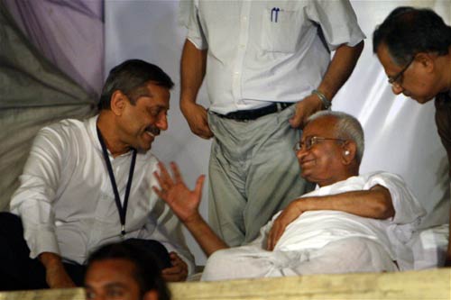 नेताओं का रवैया और अन्‍ना का आंदोलन...| हर ओर अन्‍ना