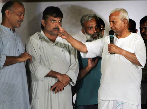 नेताओं का रवैया और अन्‍ना का आंदोलन...| हर ओर अन्‍ना