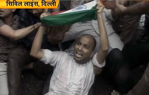 अन्‍ना के समर्थन में उतरा जनसैलाब | जेल गए अन्ना