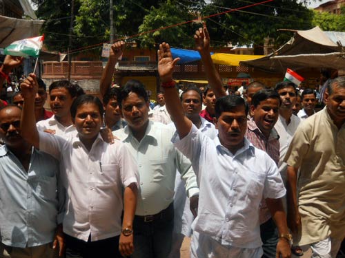 अन्ना के आंदोलन पर आपकी भेजी तस्वीरें | सड़कों पर समर्थक