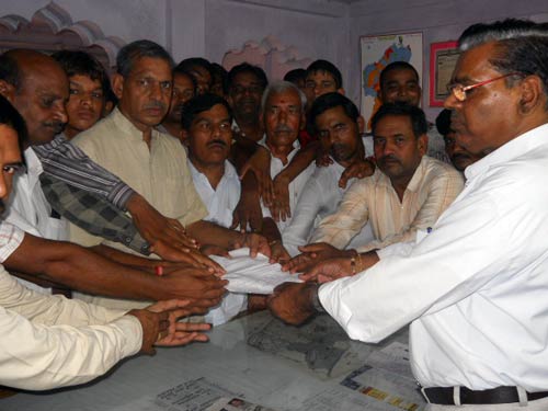 अन्ना के आंदोलन पर आपकी भेजी तस्वीरें | सड़कों पर समर्थक