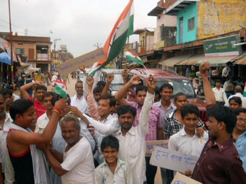 अन्ना के आंदोलन पर आपकी भेजी तस्वीरें | सड़कों पर समर्थक