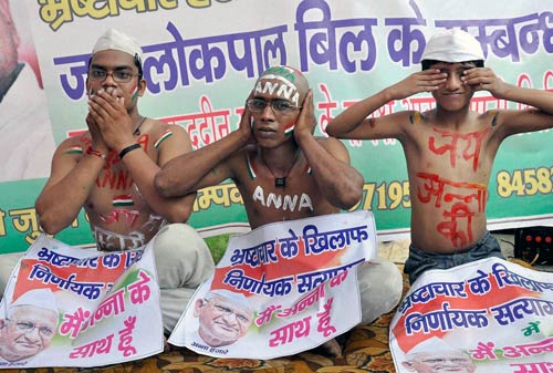 नेताओं का रवैया और अन्‍ना का आंदोलन...| हर ओर अन्‍ना