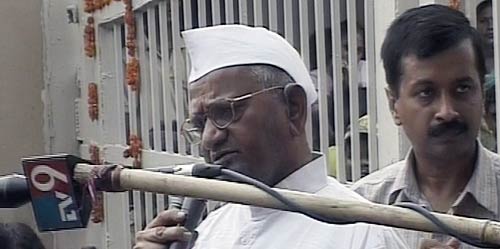 तिहाड़ से रामलीला मैदान पहुंचे अन्‍ना | आपकी तस्‍वीरें