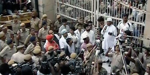 तिहाड़ से रामलीला मैदान पहुंचे अन्‍ना | आपकी तस्‍वीरें