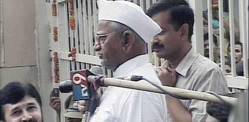 तिहाड़ से रामलीला मैदान पहुंचे अन्‍ना | आपकी तस्‍वीरें