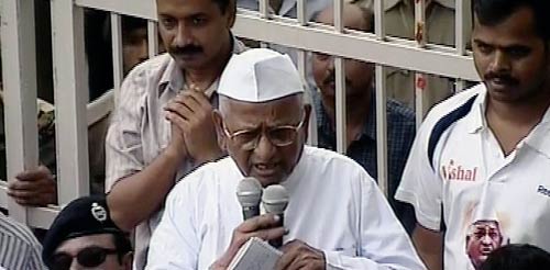 तिहाड़ से रामलीला मैदान पहुंचे अन्‍ना | आपकी तस्‍वीरें