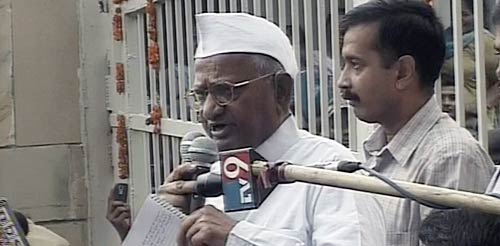 तिहाड़ से रामलीला मैदान पहुंचे अन्‍ना | आपकी तस्‍वीरें