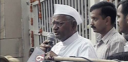 तिहाड़ से रामलीला मैदान पहुंचे अन्‍ना | आपकी तस्‍वीरें