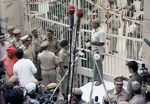 तिहाड़ से रामलीला मैदान पहुंचे अन्‍ना | आपकी तस्‍वीरें