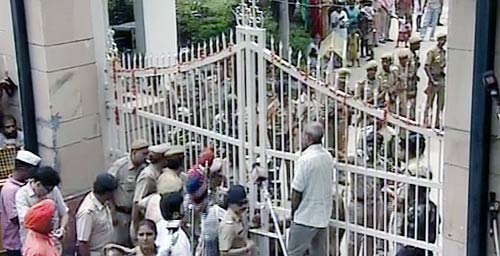 तिहाड़ से रामलीला मैदान पहुंचे अन्‍ना | आपकी तस्‍वीरें