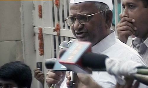 तिहाड़ से रामलीला मैदान पहुंचे अन्‍ना | आपकी तस्‍वीरें