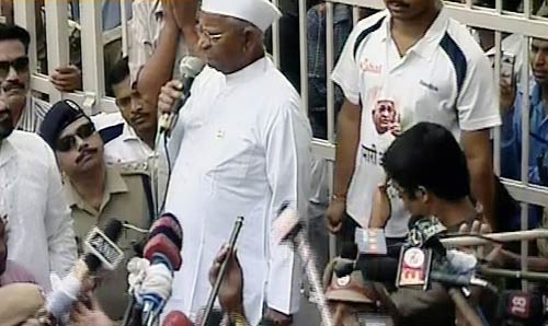 तिहाड़ से रामलीला मैदान पहुंचे अन्‍ना | आपकी तस्‍वीरें