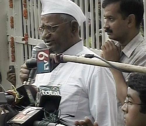 तिहाड़ से रामलीला मैदान पहुंचे अन्‍ना | आपकी तस्‍वीरें