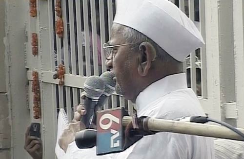 तिहाड़ से रामलीला मैदान पहुंचे अन्‍ना | आपकी तस्‍वीरें