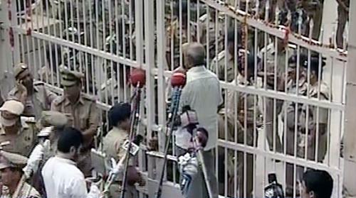 तिहाड़ से रामलीला मैदान पहुंचे अन्‍ना | आपकी तस्‍वीरें