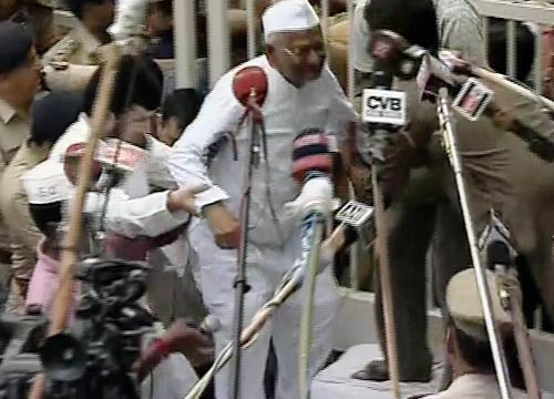 तिहाड़ से रामलीला मैदान पहुंचे अन्‍ना | आपकी तस्‍वीरें