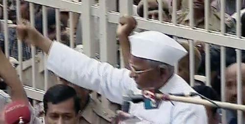 तिहाड़ से रामलीला मैदान पहुंचे अन्‍ना | आपकी तस्‍वीरें