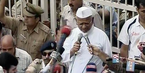 तिहाड़ से रामलीला मैदान पहुंचे अन्‍ना | आपकी तस्‍वीरें