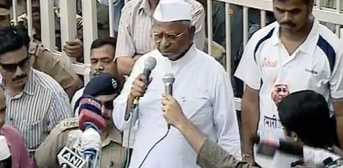 तिहाड़ से रामलीला मैदान पहुंचे अन्‍ना | आपकी तस्‍वीरें