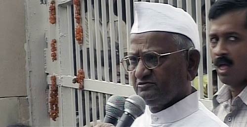 तिहाड़ से रामलीला मैदान पहुंचे अन्‍ना | आपकी तस्‍वीरें