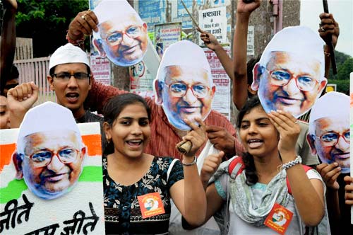 इंडिया गेट में जीत के जश्‍न में डूबे कई 'अन्‍ना' | मैं भी अन्‍ना...