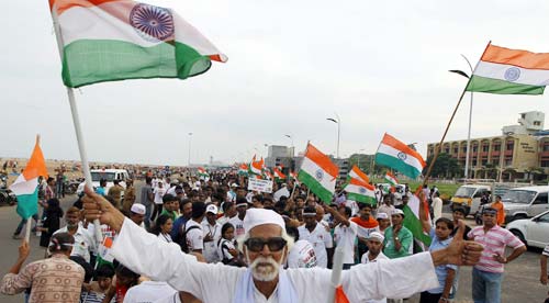 इंडिया गेट में जीत के जश्‍न में डूबे कई 'अन्‍ना' | मैं भी अन्‍ना...