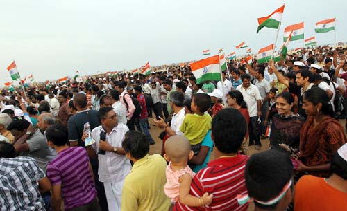 इंडिया गेट में जीत के जश्‍न में डूबे कई 'अन्‍ना' | मैं भी अन्‍ना...