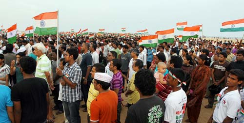 इंडिया गेट में जीत के जश्‍न में डूबे कई 'अन्‍ना' | मैं भी अन्‍ना...