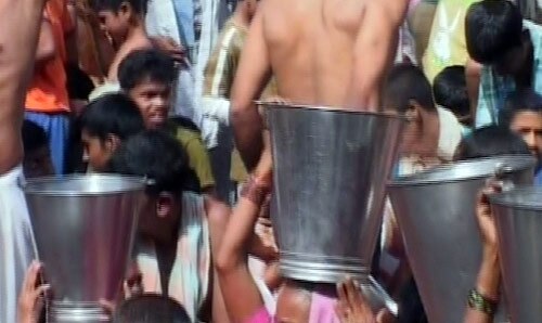 अन्‍ना के गांव में लोगों ने किया प्रदर्शन