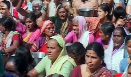 अन्‍ना के गांव में लोगों ने किया प्रदर्शन