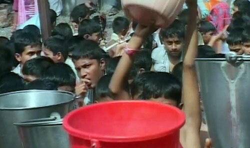 अन्‍ना के गांव में लोगों ने किया प्रदर्शन