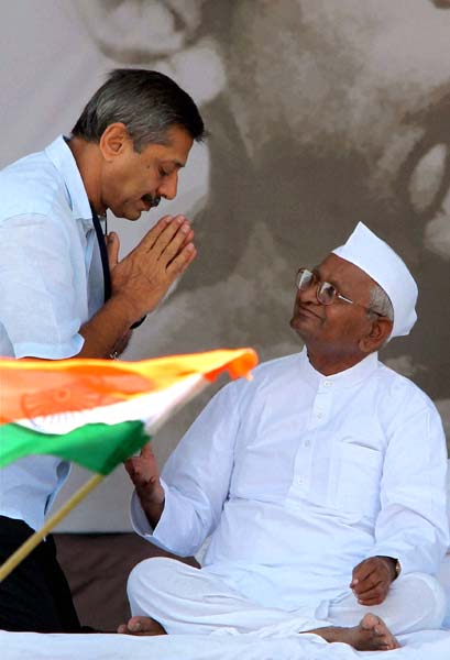 अन्‍ना हजारे ने तोड़ा अनशन...| जनसंसद की जीत का जश्‍न