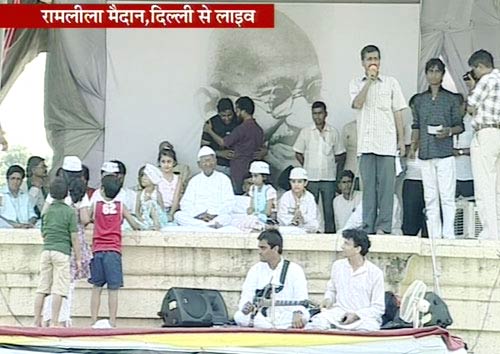 अन्‍ना हजारे ने तोड़ा अनशन...| जनसंसद की जीत का जश्‍न