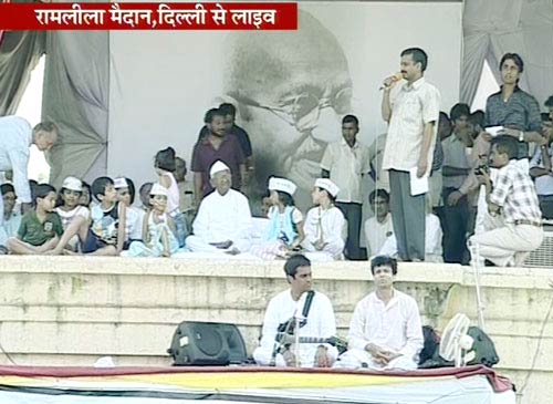 अन्‍ना हजारे ने तोड़ा अनशन...| जनसंसद की जीत का जश्‍न