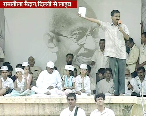 अन्‍ना हजारे ने तोड़ा अनशन...| जनसंसद की जीत का जश्‍न