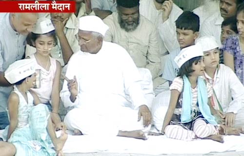 अन्‍ना हजारे ने तोड़ा अनशन...| जनसंसद की जीत का जश्‍न